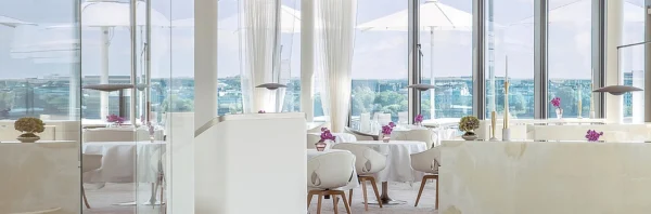 Restaurant lakeside